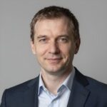 Портрет уверенного бизнесмена в студии на нейтральном фоне для сайта центра развития школьников