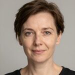 Портрет уверенного бизнесмена в студии на размытом фоне для центра развития школьников АйБеби