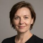 Портрет уверенного бизнесмена с дружелюбным взглядом на нейтральном фоне для сайта центра развития